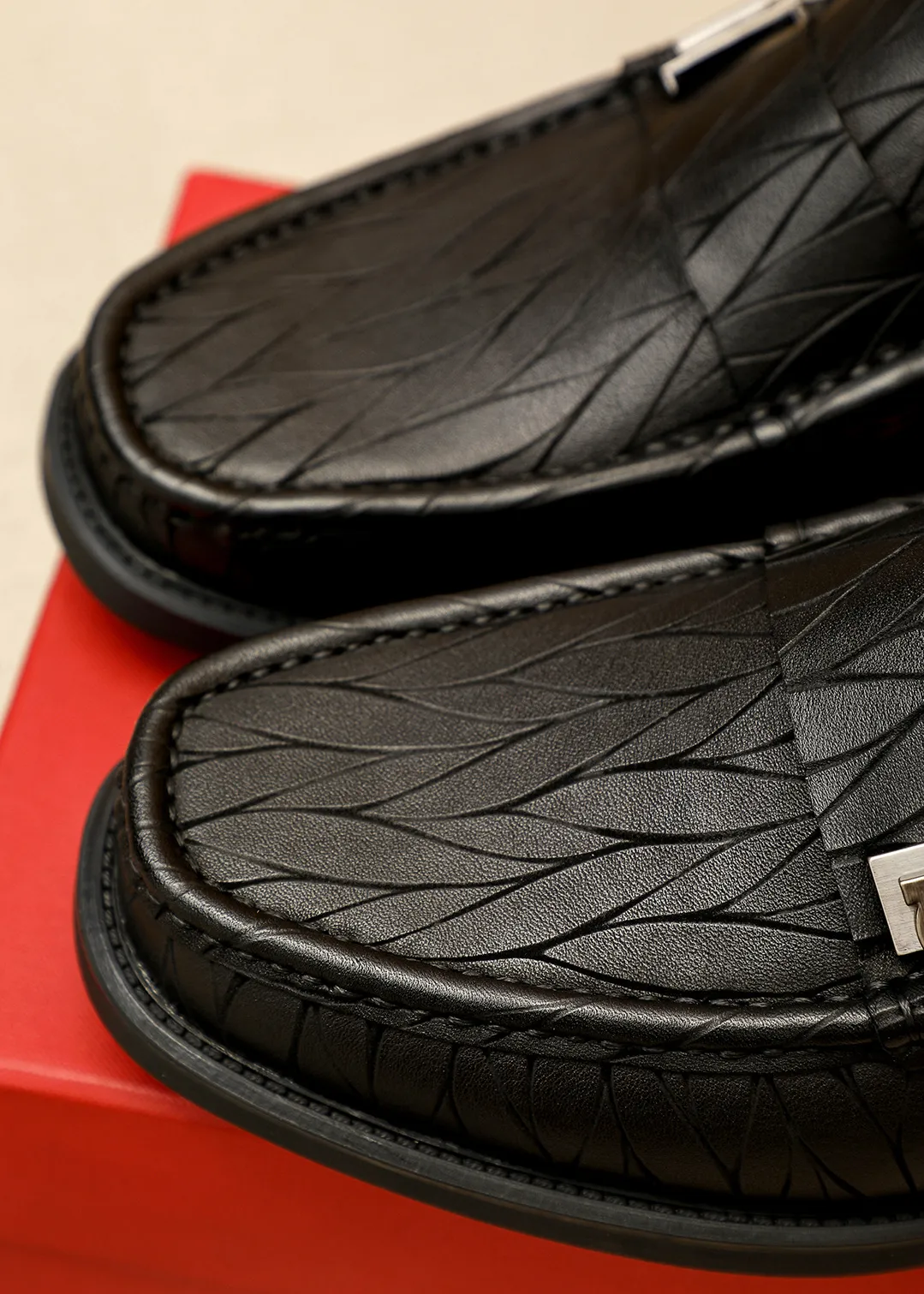 Men's shoes 💰520 💐 Product trademark: Ferragamo "Ferragamo" casual leather shoes Regular size: 38-44 (45.46🉑️customized) Product materials: Selected imported first-layer calfskin embossed upper + original hardware buckle, imported water-dyed cow leather lining. Strong three-dimensional visual effect, original outsole color: 1⃣️color optional
